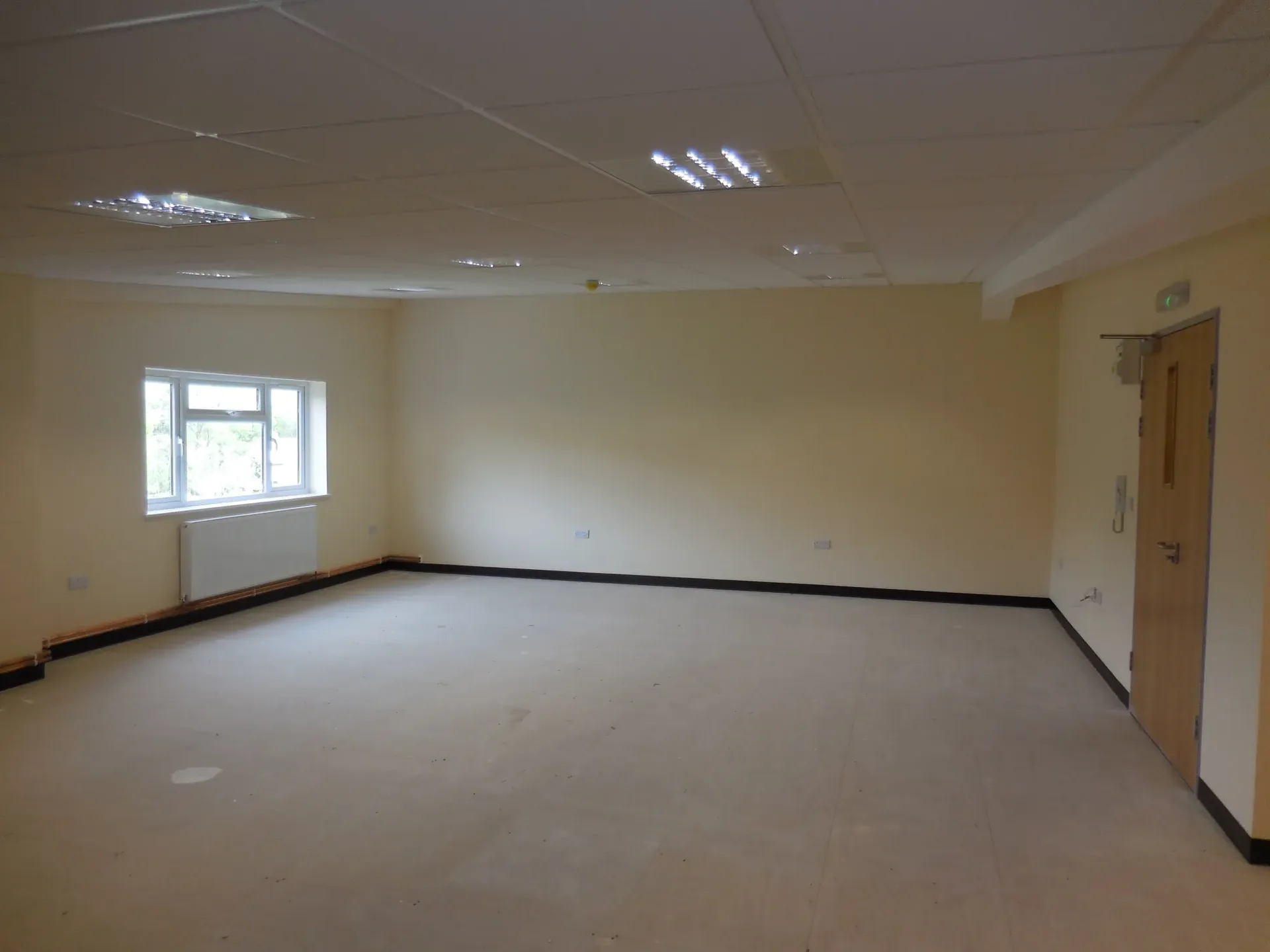 Large workspace with window, radiator and flexible floor area